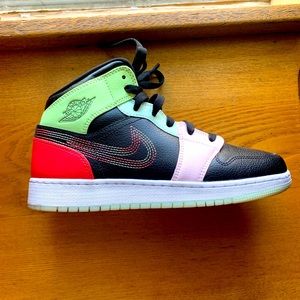 Nike Air Jordan 1 Mid “Glow In The Dark”